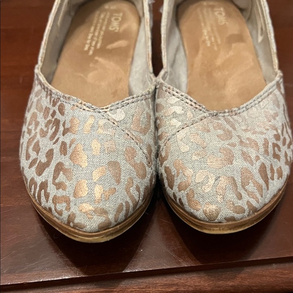 TOMS Women's Metallic Leopard Flats - Gold and Cream worn once - Picture 2 of 4